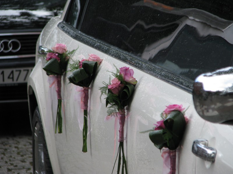 Dekoracje ślubne samochodów